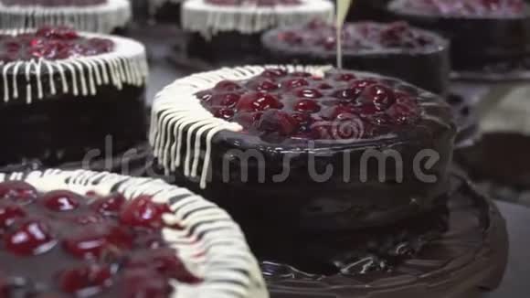 饼干派带水果和浆果的海绵蛋糕是用白色巧克力装饰的顶部手工制造视频的预览图