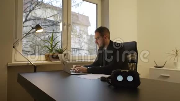 商人在办公室工作虚拟现实护目镜等着他视频的预览图