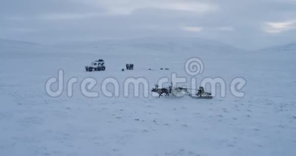 北极中部的蒙古包大营地无人机视频的预览图