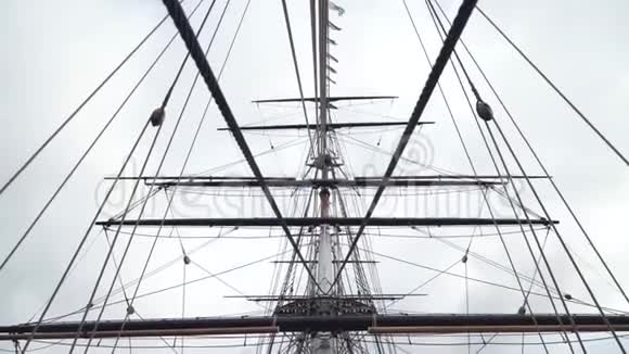 在多云天空的背景下船的桅杆和电缆行动高耸的桅杆有许多相互交织的电缆和绳索视频的预览图