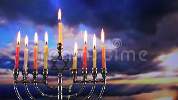 犹太节日光明节与menorah传统蜡烛燃烧美丽的日落视频的预览图