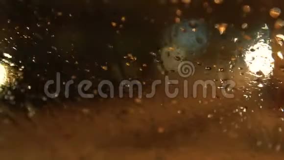 雨滴在挡风玻璃上视频的预览图
