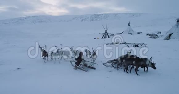 北极的一大片田野捕捉着人们晚上如何生活在冻土带蒙古包营里视频的预览图