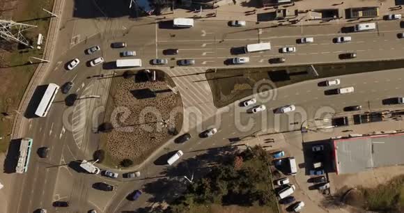 在交通高峰时间汽车路交叉口出现交通堵塞的高空向下拍摄4K视频视频的预览图