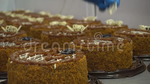用白巧克力装饰冷却的蛋糕和馅饼用于装饰顶部手工制作甜点蛋糕视频的预览图