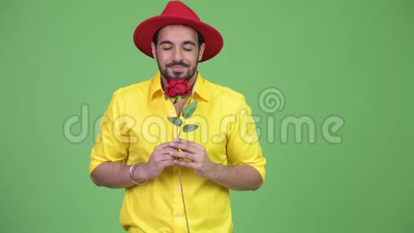 年轻英俊留胡子的印度商人准备情人节视频的预览图