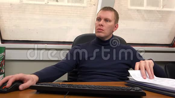 一个人在办公桌前拿着文件和电脑工作视频的预览图