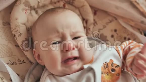 一个三个月的婴儿在摇篮里哭视频的预览图