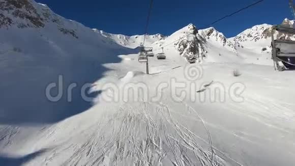托纳莱意大利洛格诺在阳光明媚的一天里滑雪者向山顶移动的超移椅视频的预览图