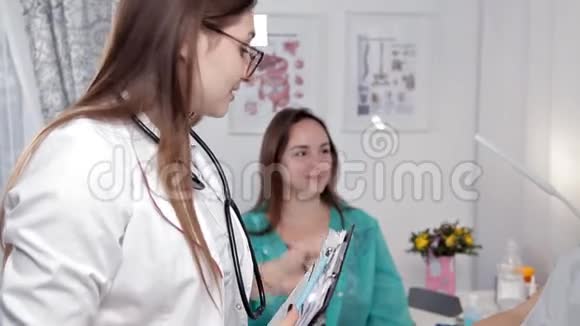 医生在病人的病房里与她和她的亲属沟通视频的预览图