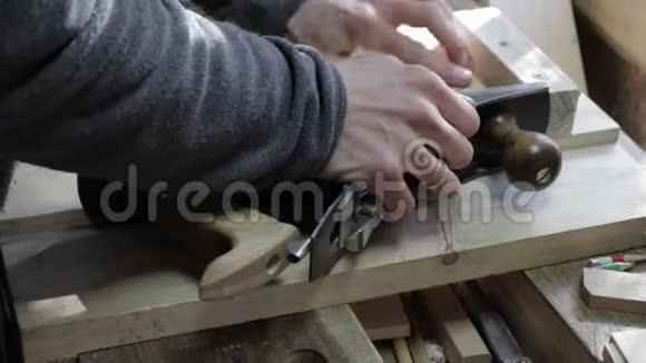男木匠刨木板边用千斤顶刨松木架用于90度角完美的夹具视频的预览图