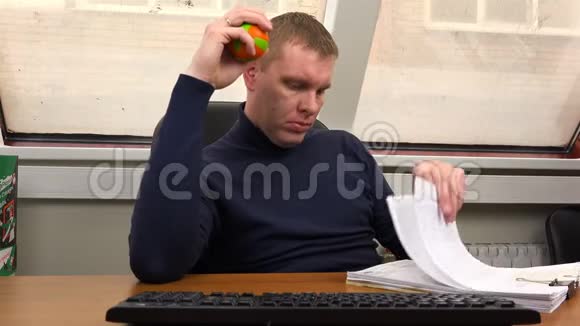 一个男人坐在扶手椅上看文件视频的预览图