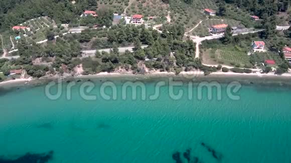 鸟瞰别墅旁边惊人的海岸尼奥斯马尔马拉斯哈尔基迪基希腊无人机向前移动视频的预览图
