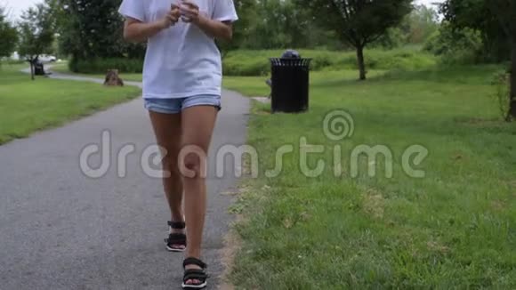 女人在公园的草地上扔一个塑料瓶就走了人们在街上扔垃圾视频的预览图