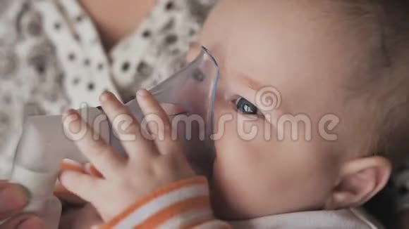 婴儿生病时接受母亲的呼吸治疗把脸贴紧视频的预览图