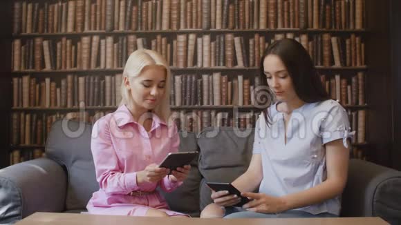 年轻妇女正在阅读电子书籍视频的预览图
