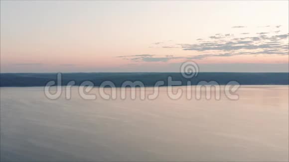 雾中江面黎明的鸟瞰图在水面上从高处视频的预览图