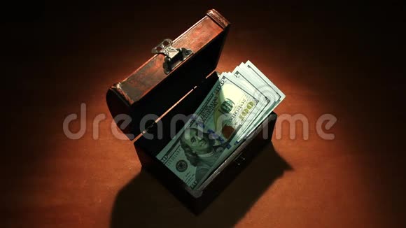 破产通货膨胀金融危机最后的钱从旧箱子里飞了出来100美元钞票视频的预览图