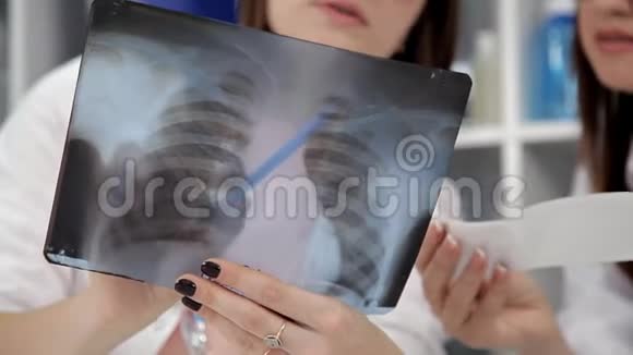 两名女医生在医院里看X光视频的预览图