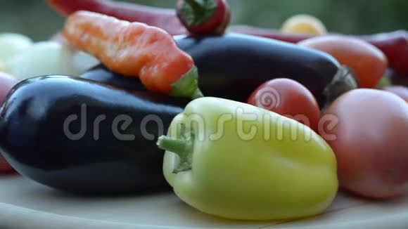 许多漂亮的熟菜围成一圈视频的预览图