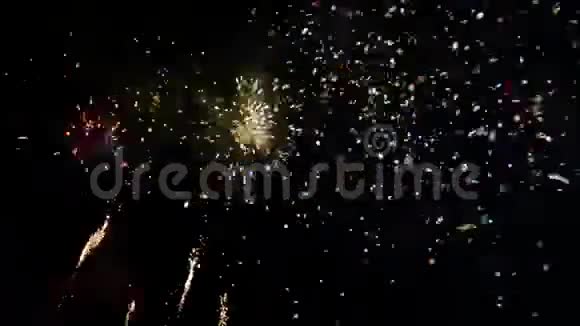 壮观的烟花与纸屑展示新年庆祝五彩缤纷的烟花发光五彩和闪光的烟花视频的预览图