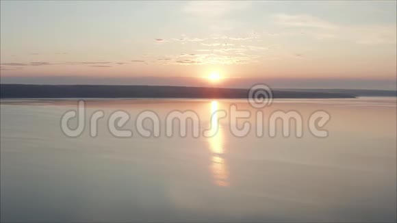 美丽的明亮的日出畔无人机水库框架上的日落视频的预览图
