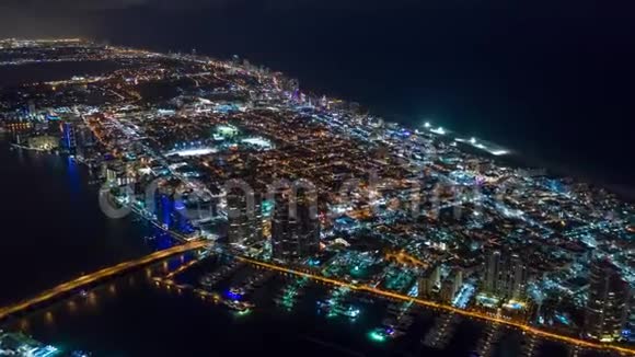 迈阿密佛罗里达州美国2019年1月空中无人机全景飞行在迈阿密海滩夜间4K的航空脱垂视频的预览图