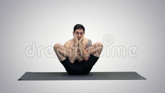 在渐变背景下练习瑜伽练习量表视频的预览图