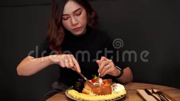 女人在咖啡馆里吃蜂蜜吐司视频的预览图