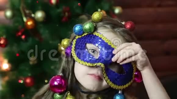 一个戴着圣诞花环戴着狂欢节面具的女孩视频的预览图