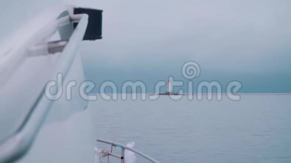 游艇在海上乘风破浪驶向古老的灯塔视频的预览图