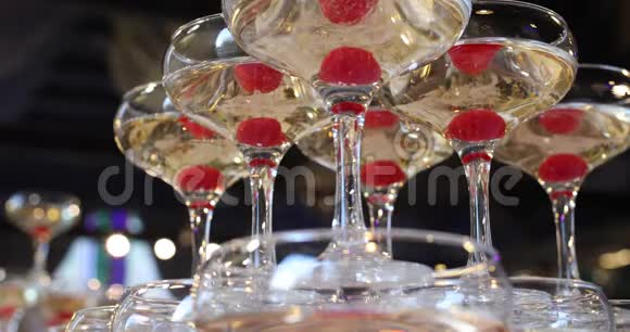香槟酒用玻璃杯分开用樱桃装饰视频的预览图