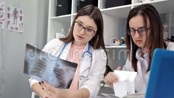 两名女医生在医院里看X光视频的预览图