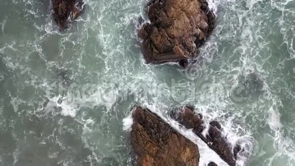 爱尔兰唐加尔县CrohyHead海拱门海中岩石的鸟瞰图视频的预览图