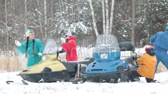 一家人在雪地里玩耍躲在森林里的一辆雪车后面视频的预览图