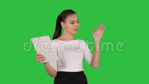 快乐的女人通过视频聊天在平板电脑上的绿色屏幕Chroma键视频的预览图