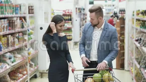 正面视频年轻夫妇女人在超市用水果做滑稽的脸视频的预览图