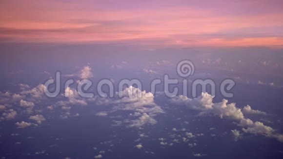 4K精彩的天空和云层与日落从上面黎明的太阳视频的预览图