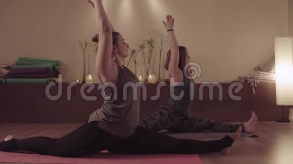 两个快乐的女人在做瑜伽运动视频的预览图