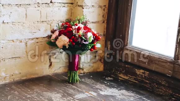 漂亮的婚礼花束在阁楼的窗台上视频的预览图