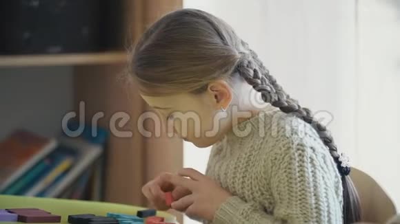 女孩在玩一个建筑视频的预览图