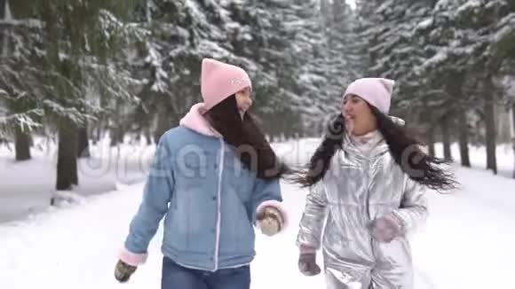 两个女朋友心情愉快地穿过冬林视频的预览图
