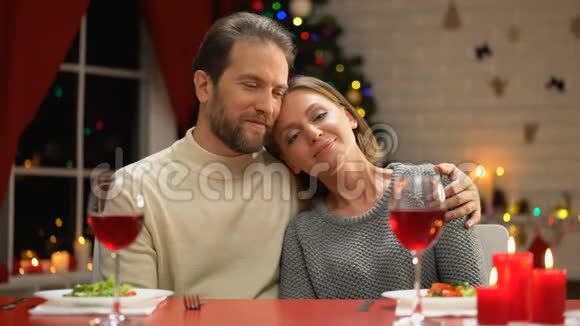 爱的男人温柔地亲吻他的妻子在圣诞节前夕浪漫的约会家庭的时间视频的预览图