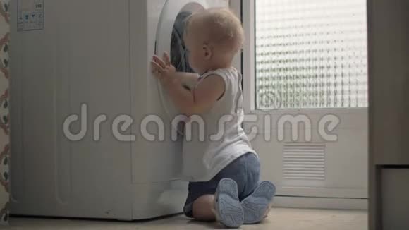 好奇的小孩在家看洗衣机视频的预览图