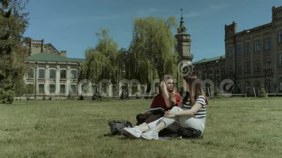 快乐的女学生在校园草坪上放松视频的预览图