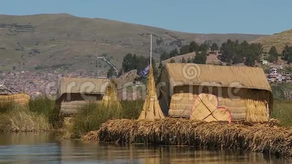 秘鲁提蒂喀卡湖乌罗斯芦苇屋的后景视频的预览图