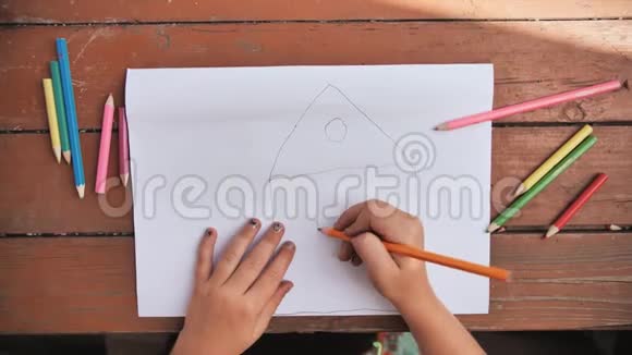孩子画了一幅画房子和他家人的铅笔新家视频的预览图