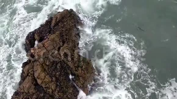 爱尔兰唐加尔县CrohyHead海拱门海中岩石的鸟瞰图视频的预览图