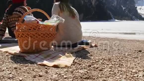 年轻人旅行在海岸野餐的朋友视频的预览图