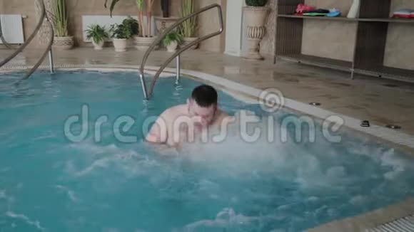 快乐有趣的人在按摩浴缸游泳视频的预览图
